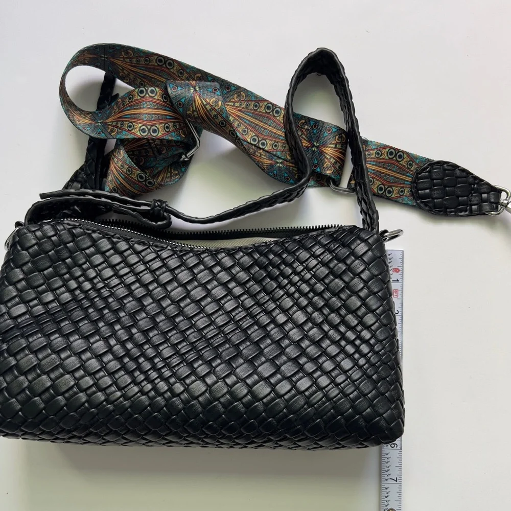Black women’s Woven Shoulder Bag